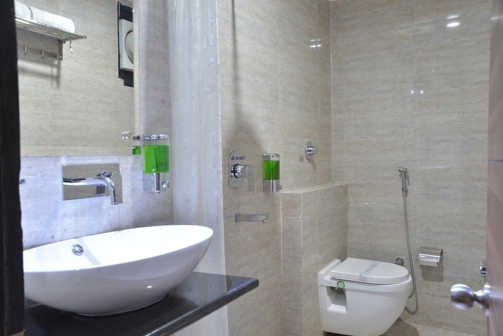 Geetika Galaxy Hotel Kanpur エクステリア 写真