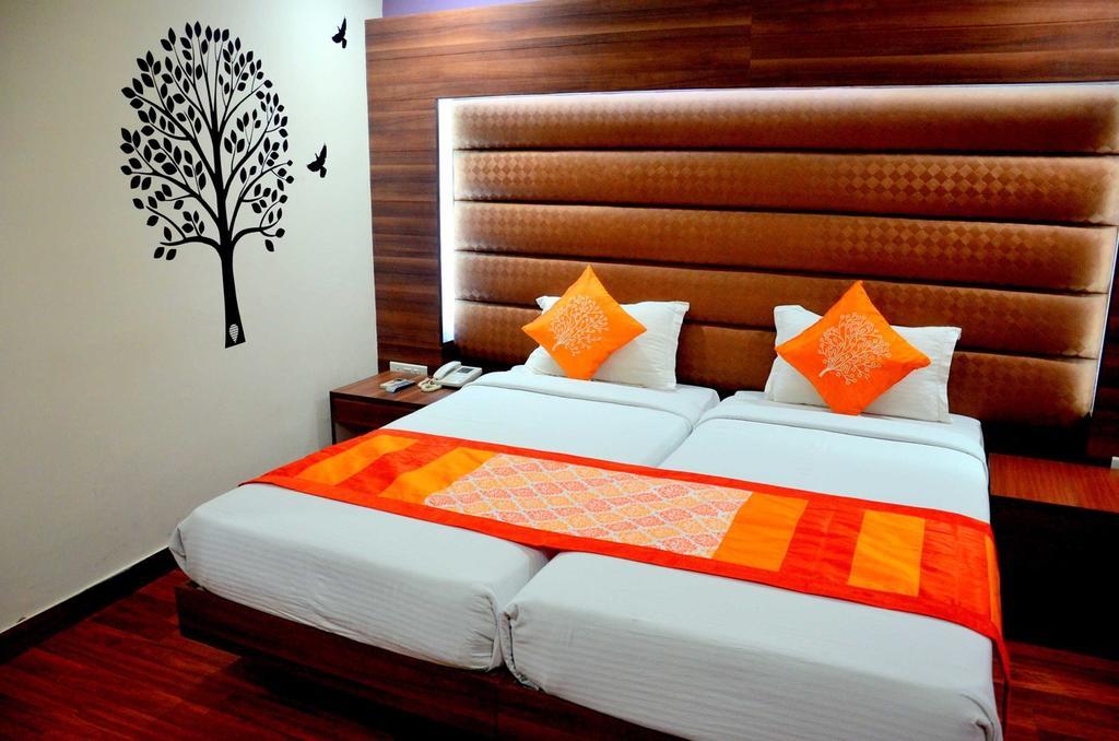Geetika Galaxy Hotel Kanpur エクステリア 写真