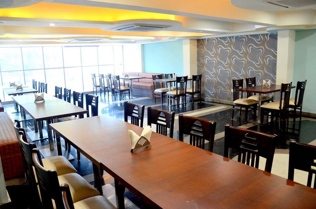 Geetika Galaxy Hotel Kanpur エクステリア 写真