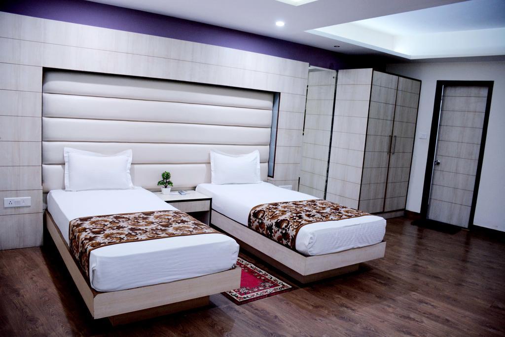 Geetika Galaxy Hotel Kanpur エクステリア 写真
