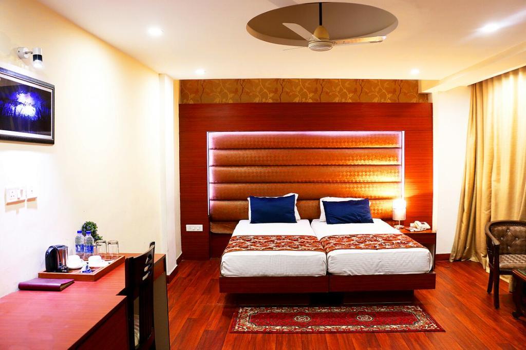 Geetika Galaxy Hotel Kanpur エクステリア 写真