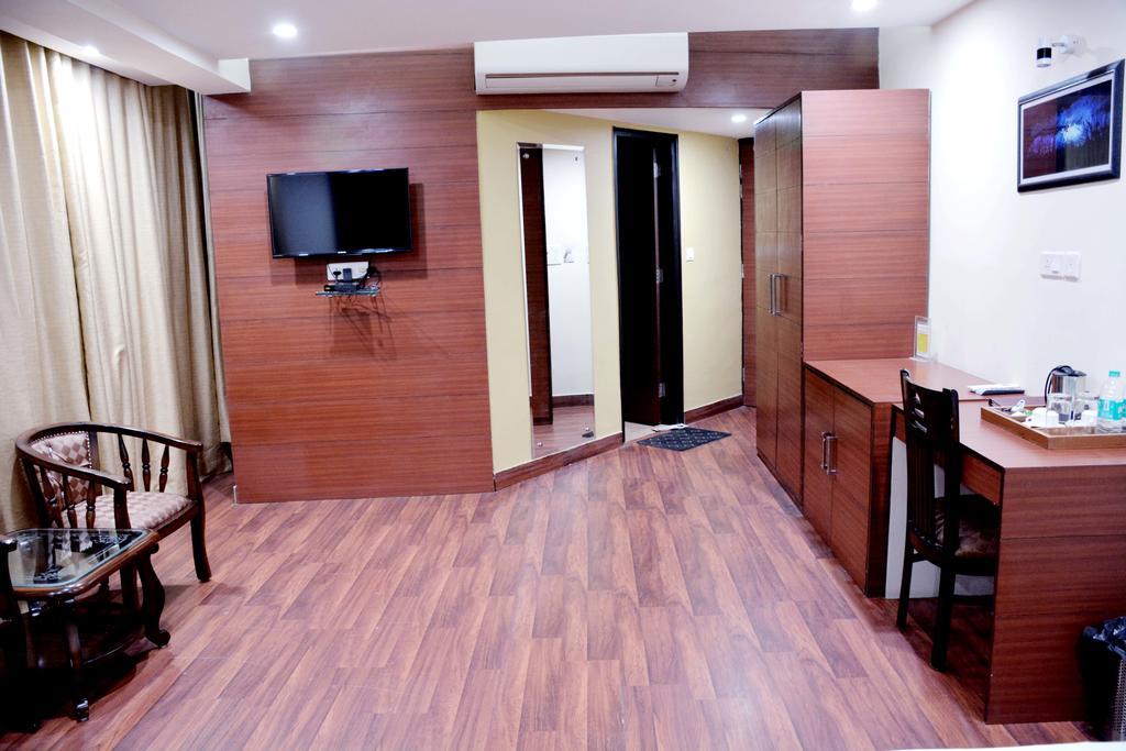 Geetika Galaxy Hotel Kanpur エクステリア 写真